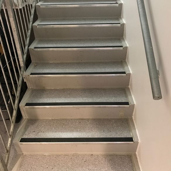 Gulvbelegg på trappetrinn i trappeoppgang