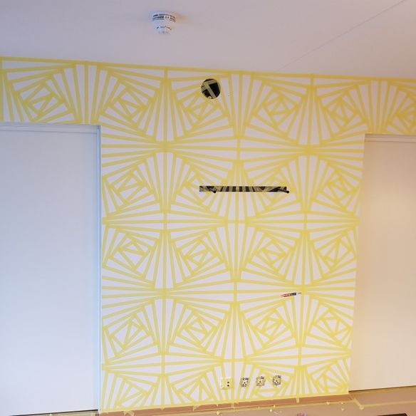 Teipet vegg for å male veggen i selvlaget mønster
